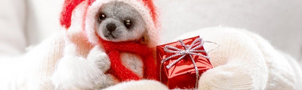winter-cute-toy-dog-hands-santa-gift-xmas-christmas-zima-igrushka-varezhki-ruki